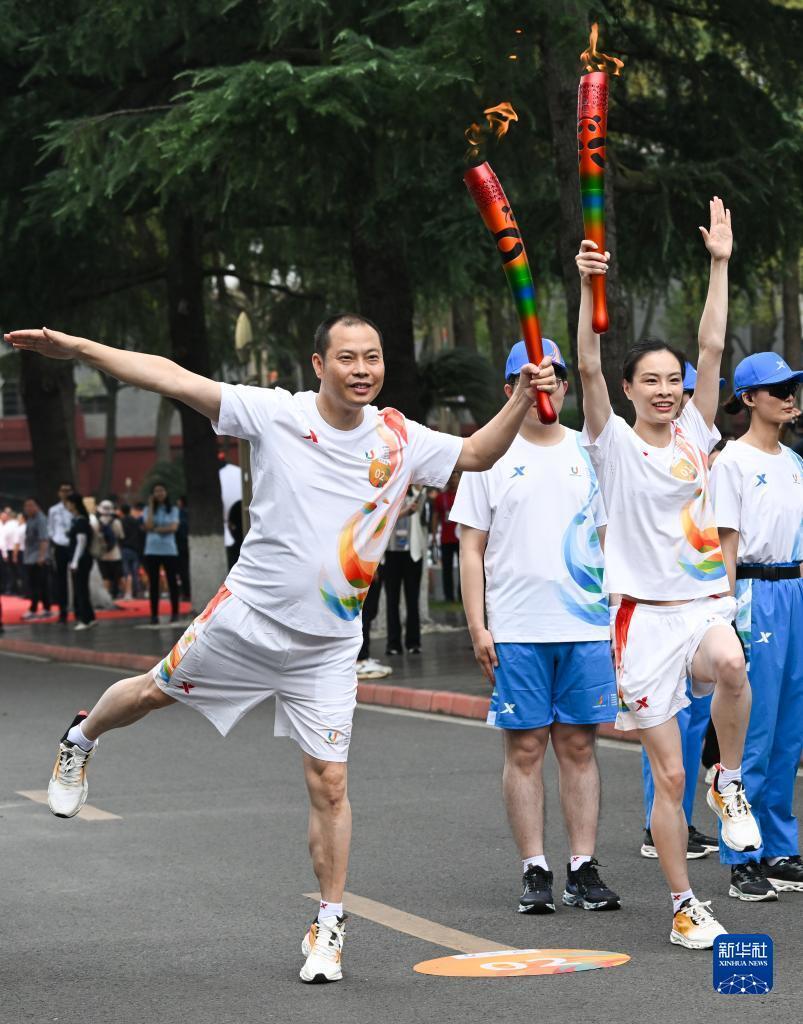 新华社发(曹鹏 摄)当日,成都第31届世界大学生夏季运动会火炬传递成都