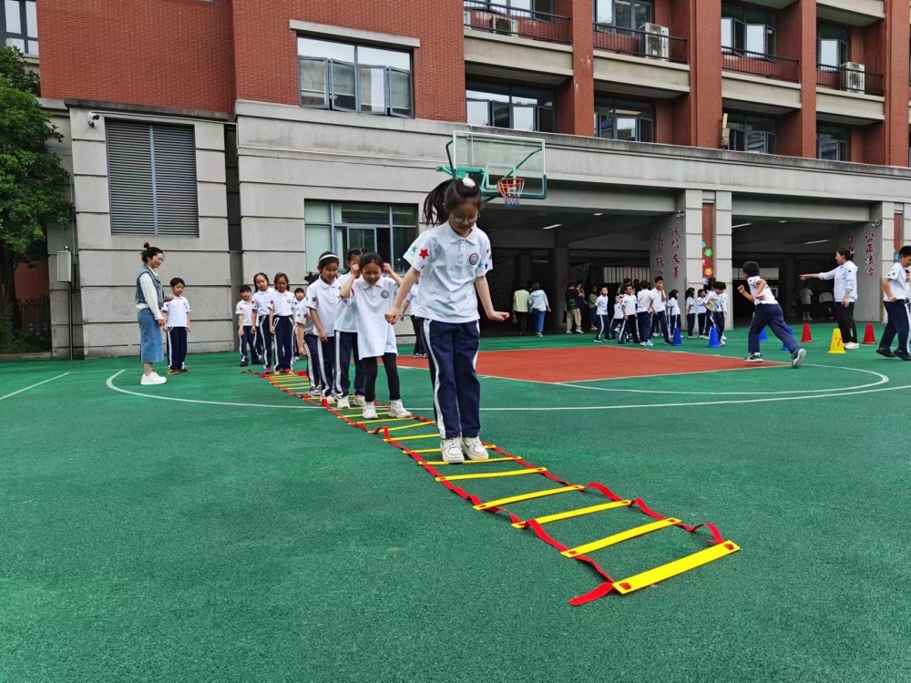 礼物"——两所学校的教学楼外墙上很快将分别挂起一张6层楼高的视力表