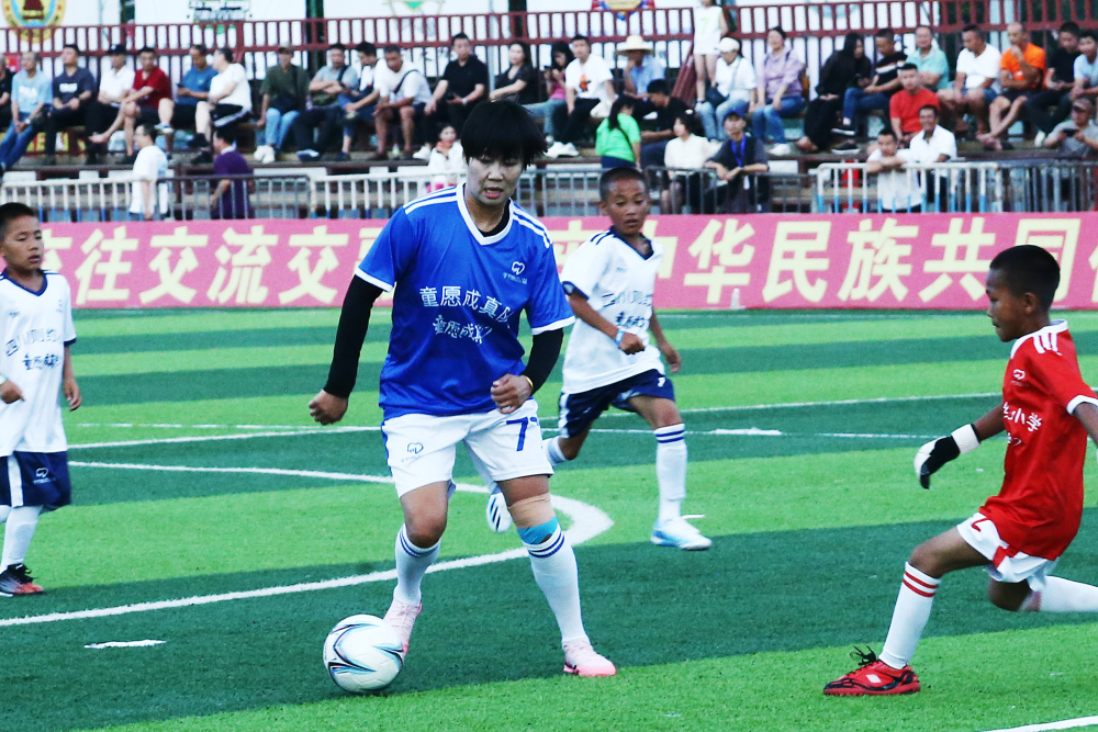 韩端现身中超帽子戏法 儿童节为孩子倾情表演