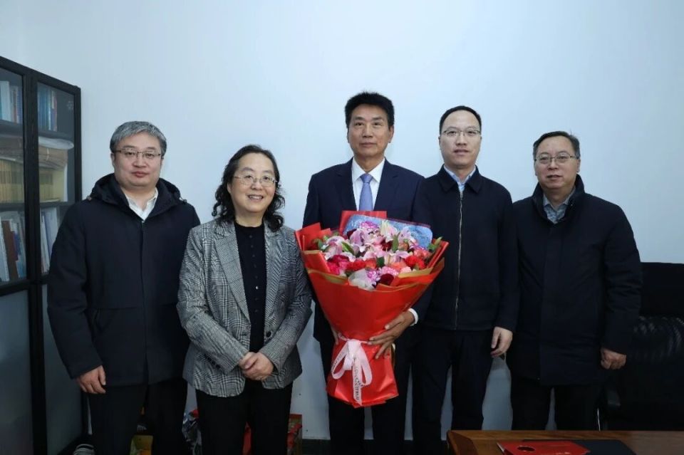 北京中医药大学党委书记王瑶琪、校长唐志书一行慰问东直门医院临床一线医务人员_腾讯新闻