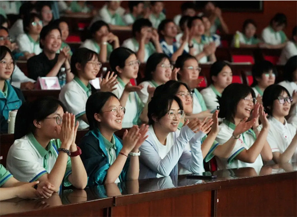 艺术 思政:"爱 "美育思政课走进新都一中