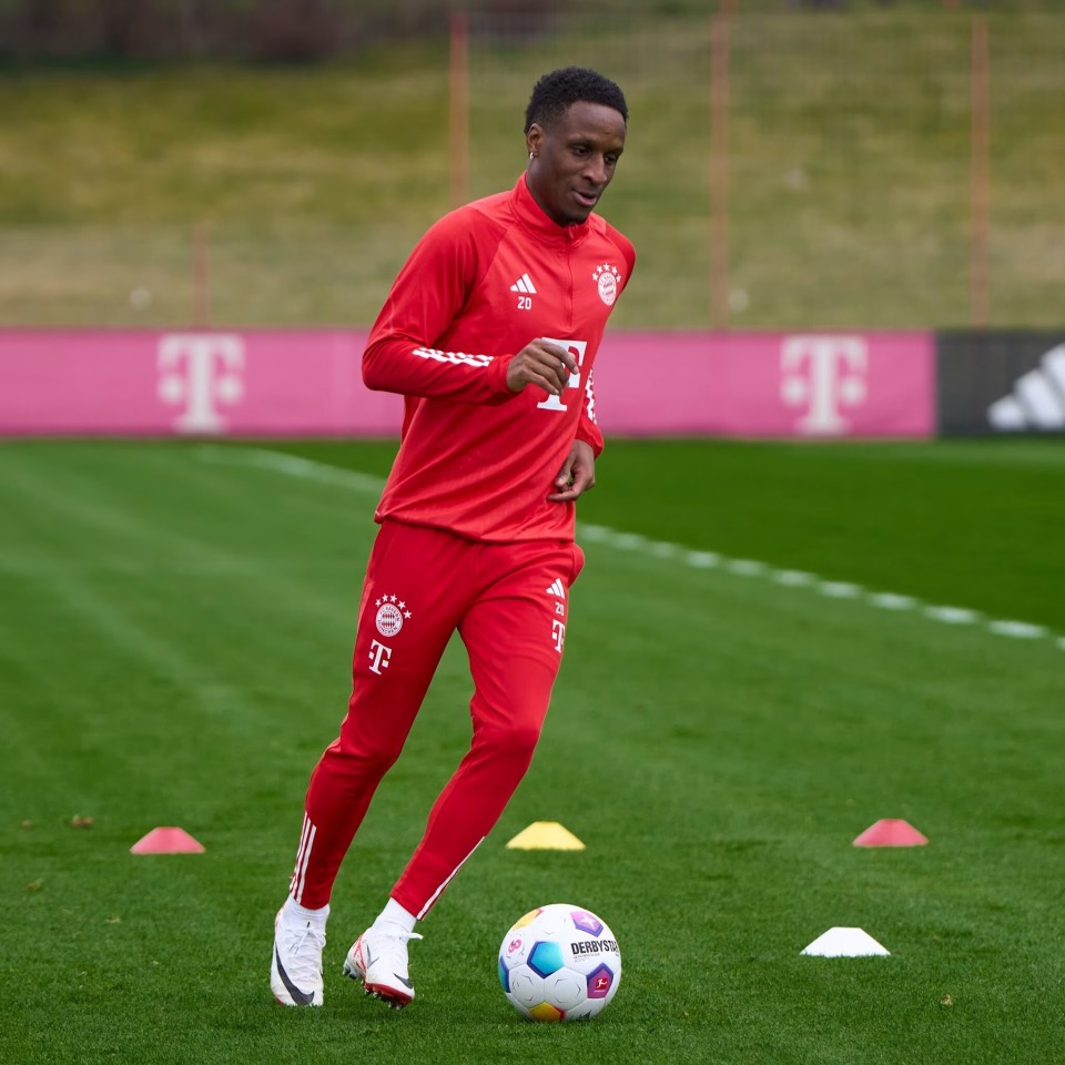 拜仁慕尼黑官方球队边后卫布纳萨尔恢复有球训练