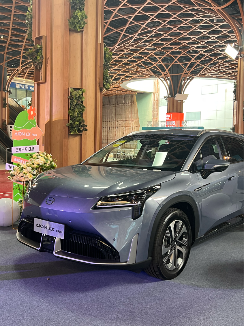 埃安纯电王牌车型aionsmax亮相上海世博源1499万元起引爆热潮