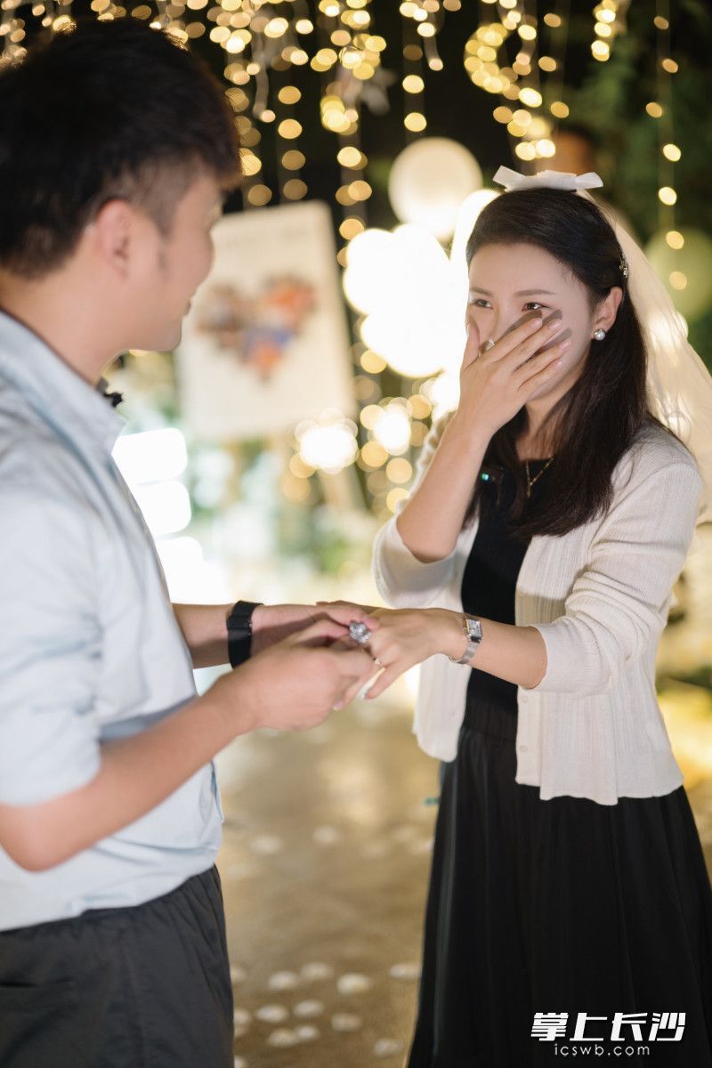 烟花见证奥运冠军的浪漫爱情!"高低杠公主"何可欣在浏阳被求婚