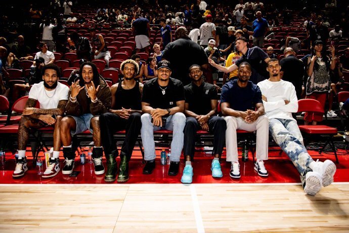 NBA夏联：马刺41分狂胜76人 文班观战榜眼探花伤停湖人旧将0分