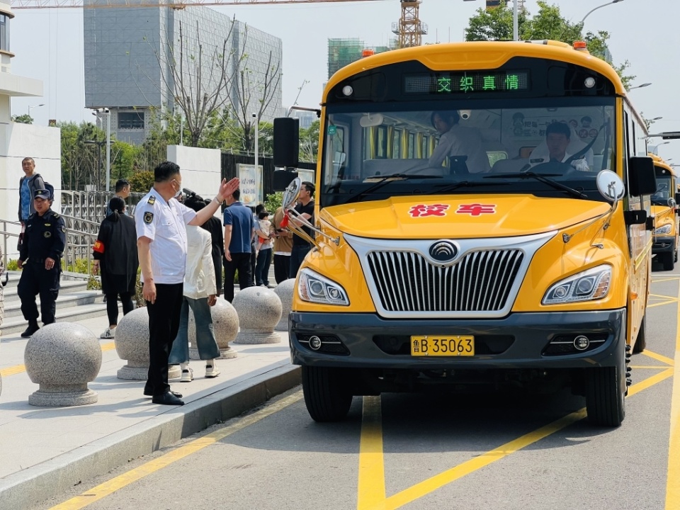 高新区新学校启用,温馨校车护航学生安全上下学