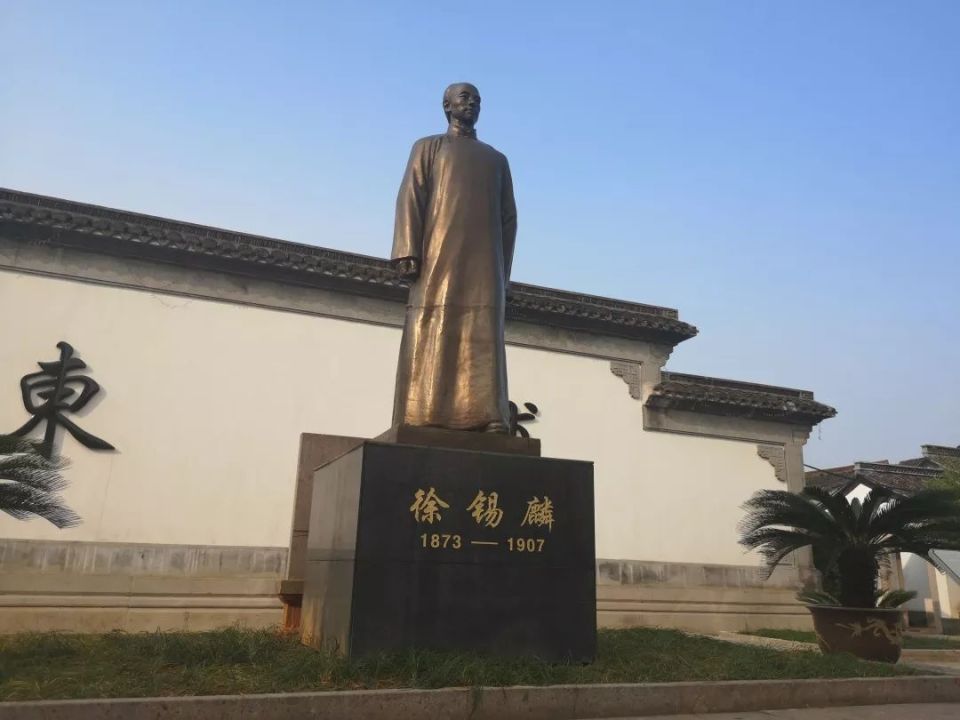 徐锡麟：富二代出身，为革命枪杀恩师清官恩铭，最后惨遭挖心而死_腾讯新闻
