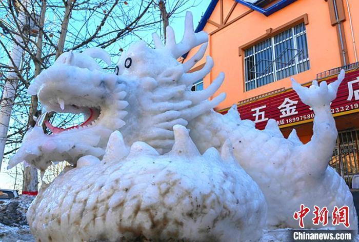 雪龍迎新年新疆克因大叔連續22年雪雕生肖