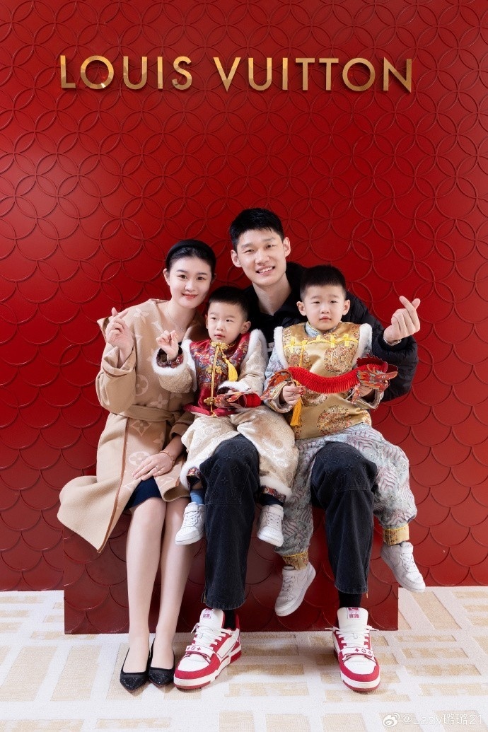 胡金秋妻子晒家庭合照:新年快乐 龙年大吉_腾讯新闻