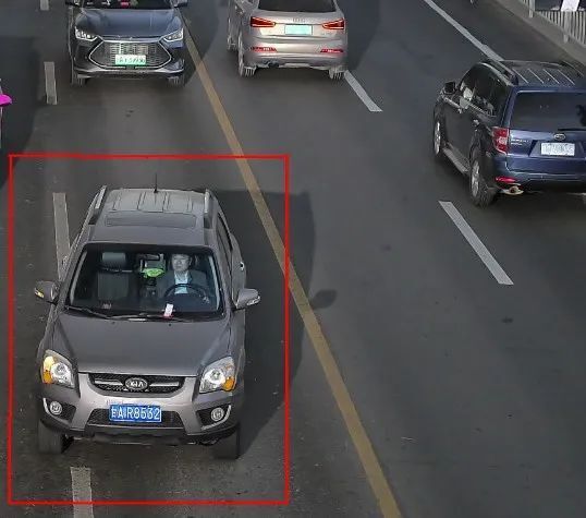 "电子警察"抓拍:不系安全带