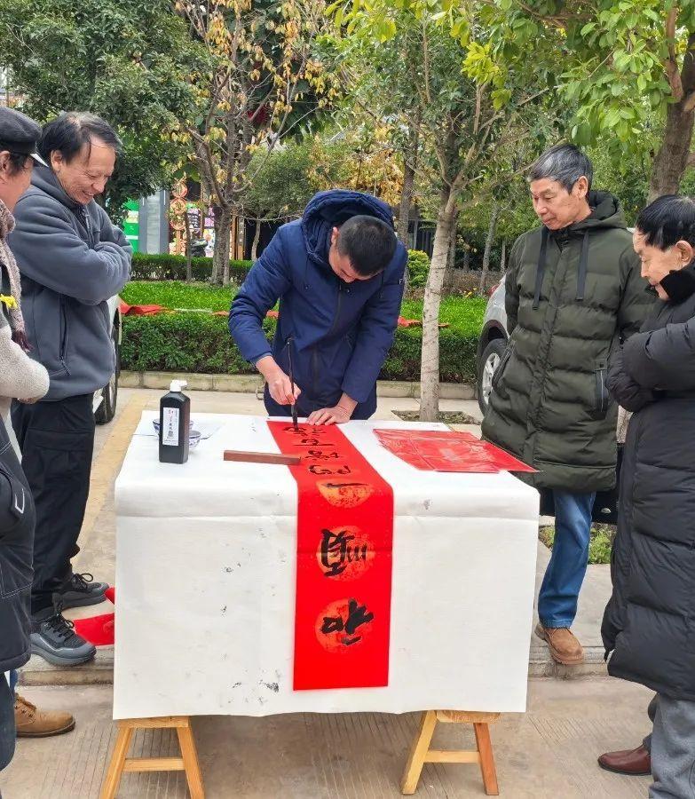 “2025年迎新春 送万福”写春联公益活动温暖开启_腾讯新闻