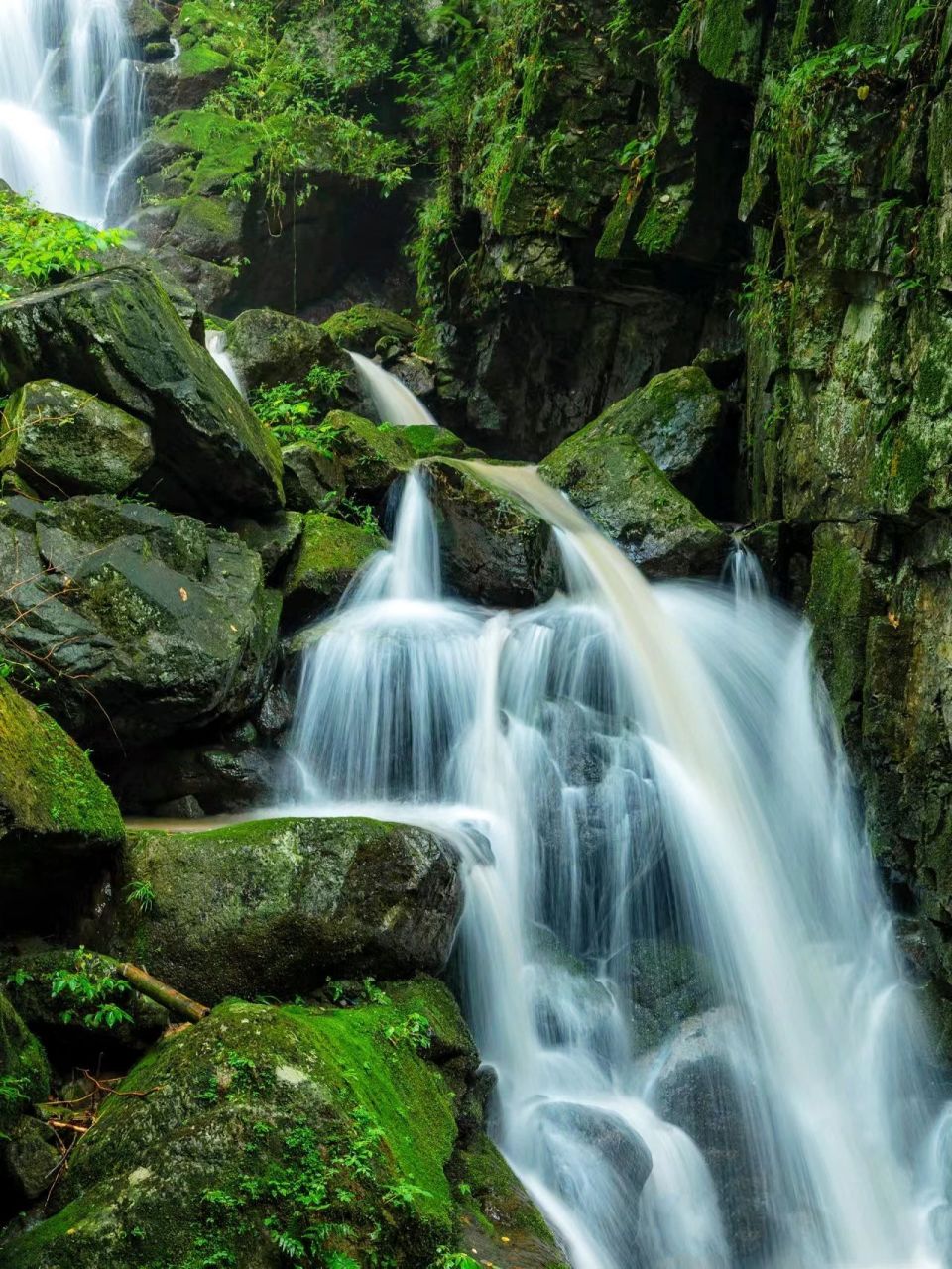 太震撼了!这几处隐藏式绝美瀑布,被山林溪流环抱,仿佛误入仙侠世界