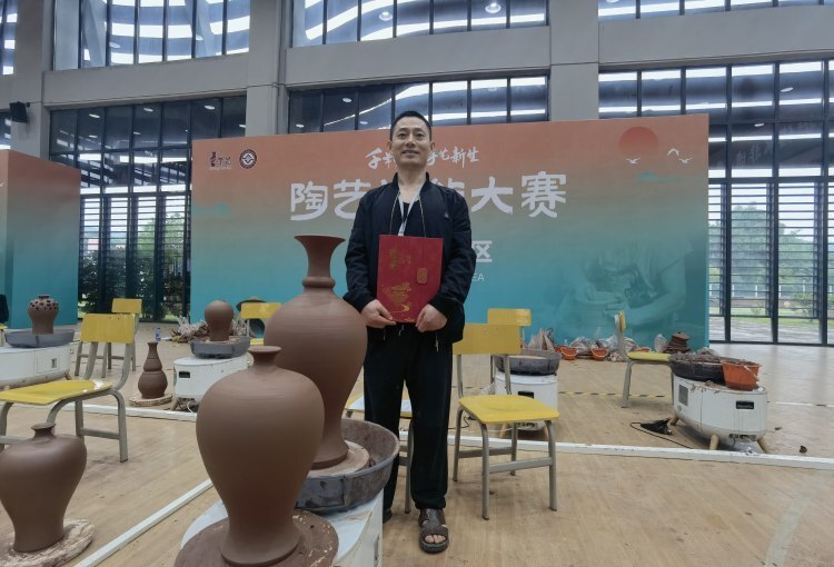 荣昌陶艺技能大赛开赛 看陶艺大师如何"玩泥巴"