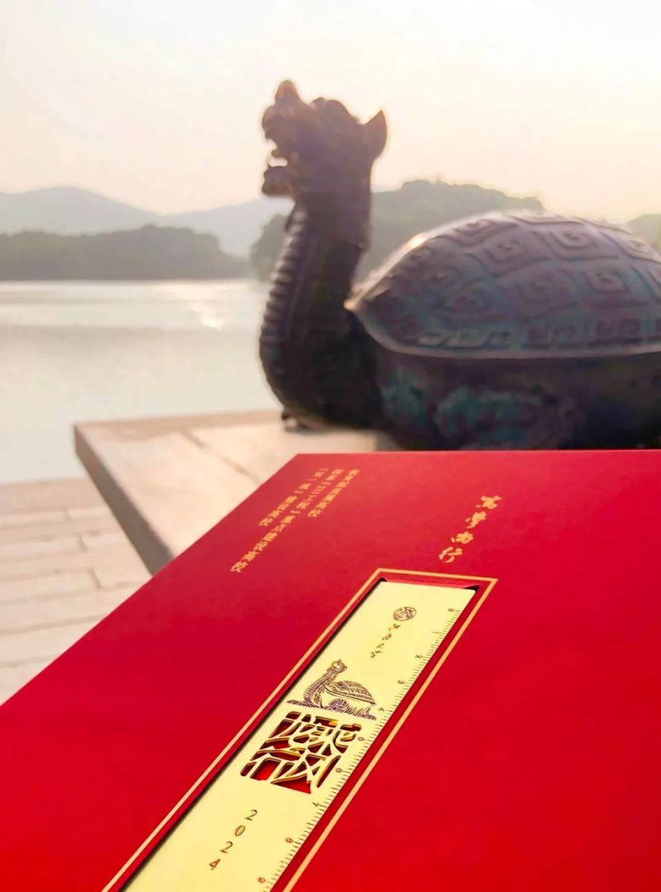 神鼋相传为龙之第六子,象征吉祥长寿,善负重且前行不辍.