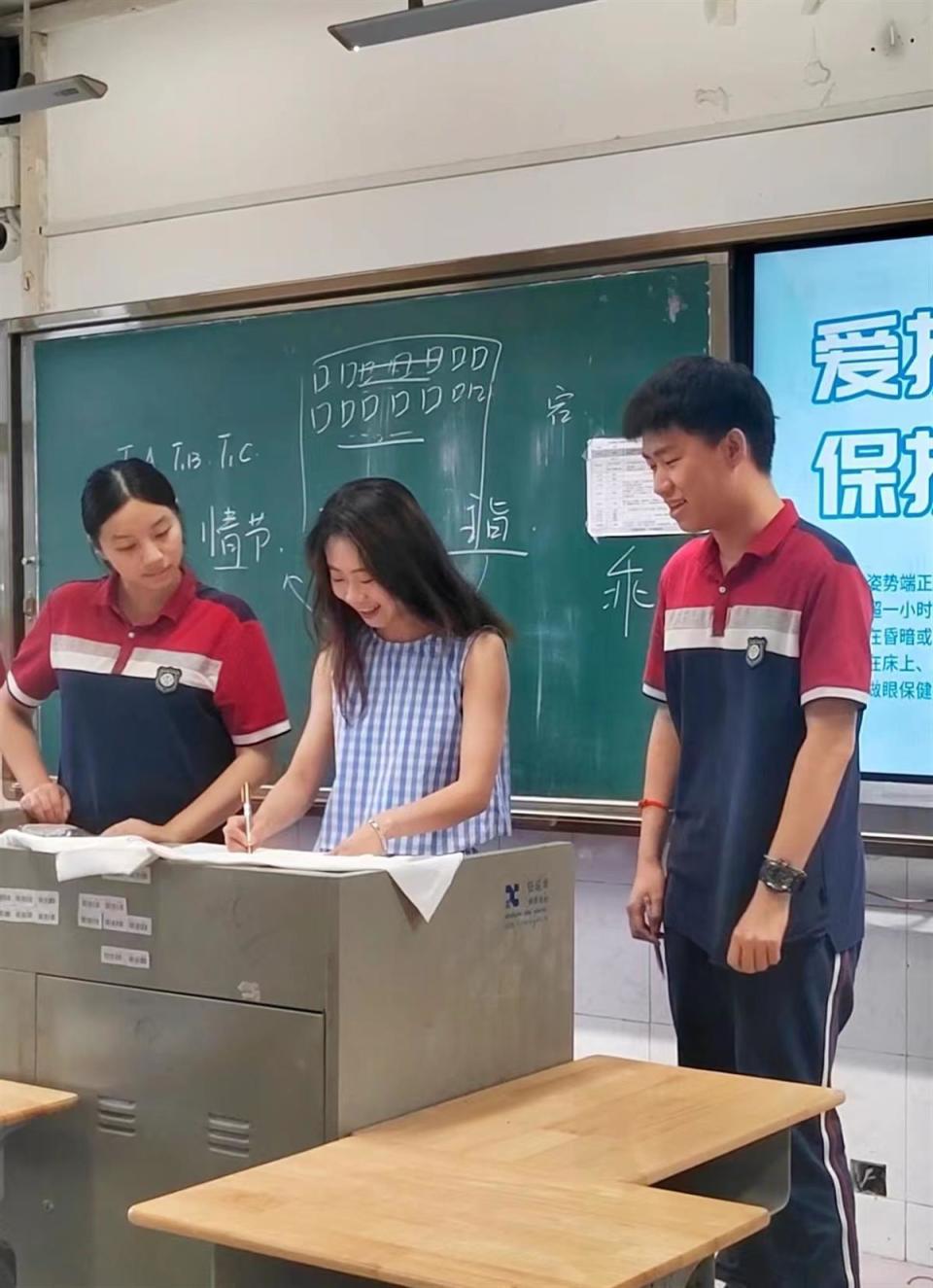 班主任自费为学生定制礼物在高三生涯的最后一天,同学们互相在校服上