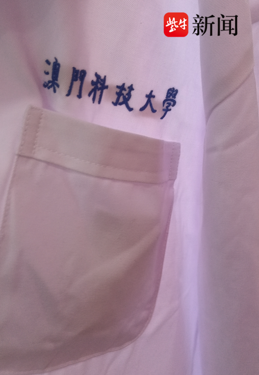 米线店老板回忆道,昨日打扫卫生时,他意外发现座位上有一只背包,判断