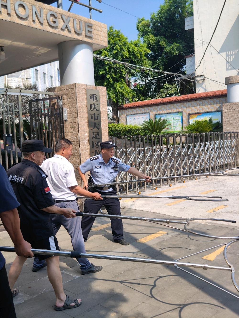 此外,石马派出所策动石马党委政府,联合相关部门深入辖区校园开展安全