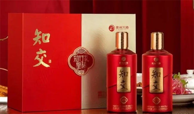 习酒一直以来都传承老一辈酿酒人坚守的传统酱酒酿制工