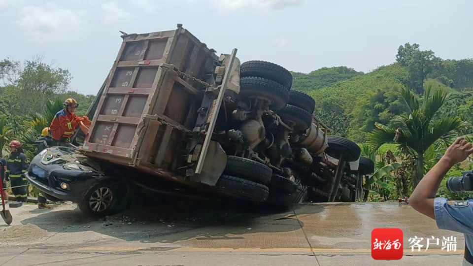太惊险大货车侧翻压扁小轿车