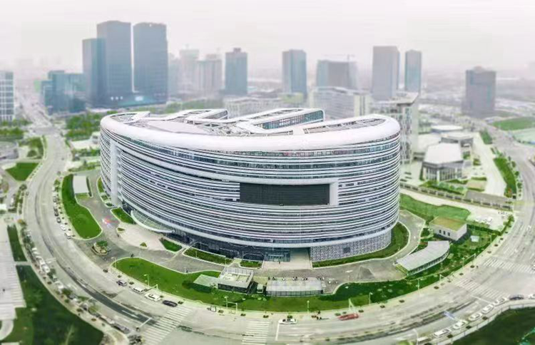 在郑州数字经济峰会主论坛上,省委主要领导为全省首个智慧岛——中原