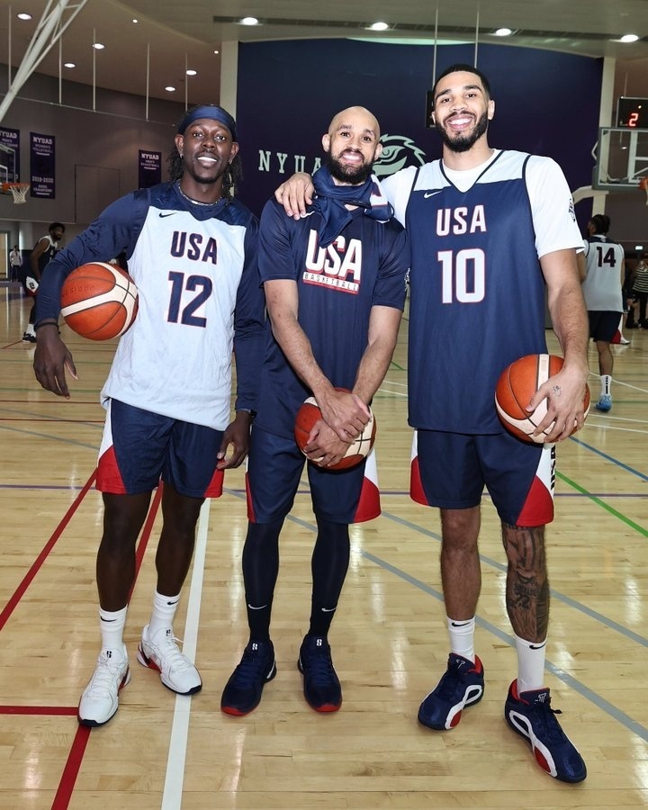 冠军组合怀特和塔图姆,霍勒迪在美国男篮训练营合照