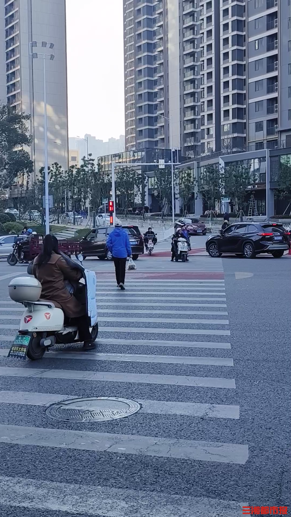 行人闯红灯,"跨栏"过马路,长沙启动专项整治