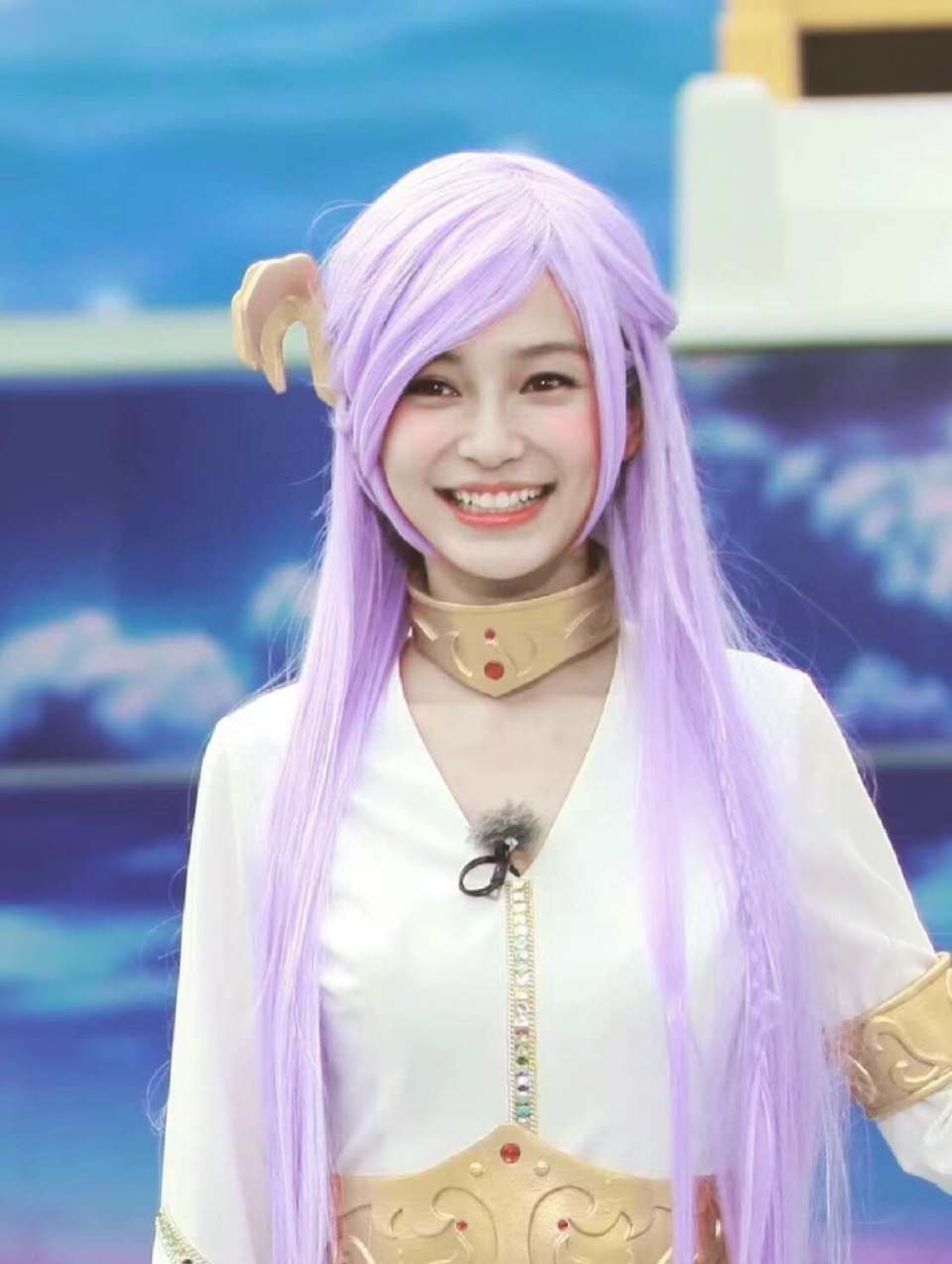 杨颖cos雅典娜,头戴紫发,手拿法杖,笑容超甜,和贾玲气质不同