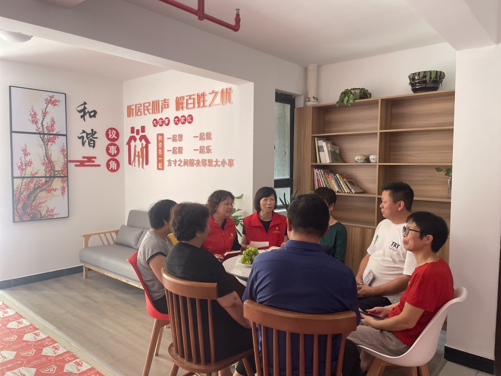 大热天这里的居民聚在一起说了啥？“楼栋议事”让社区治理更融洽_腾讯新闻