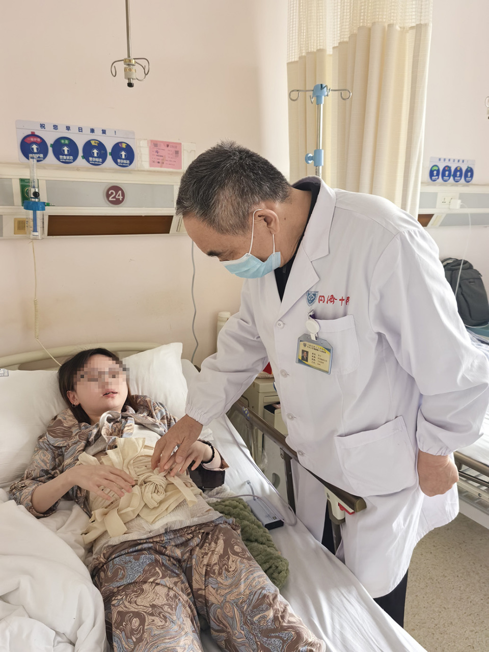 随着时间推移,患者的病情逐渐变得复杂,除了腹痛频次加剧,还伴有恶心