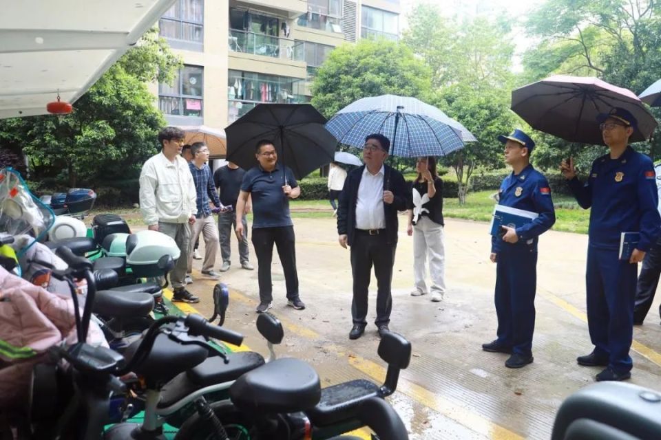 义乌市委常委,常务副市长喻新贵以"四不两直"方式督导检查电动自行车