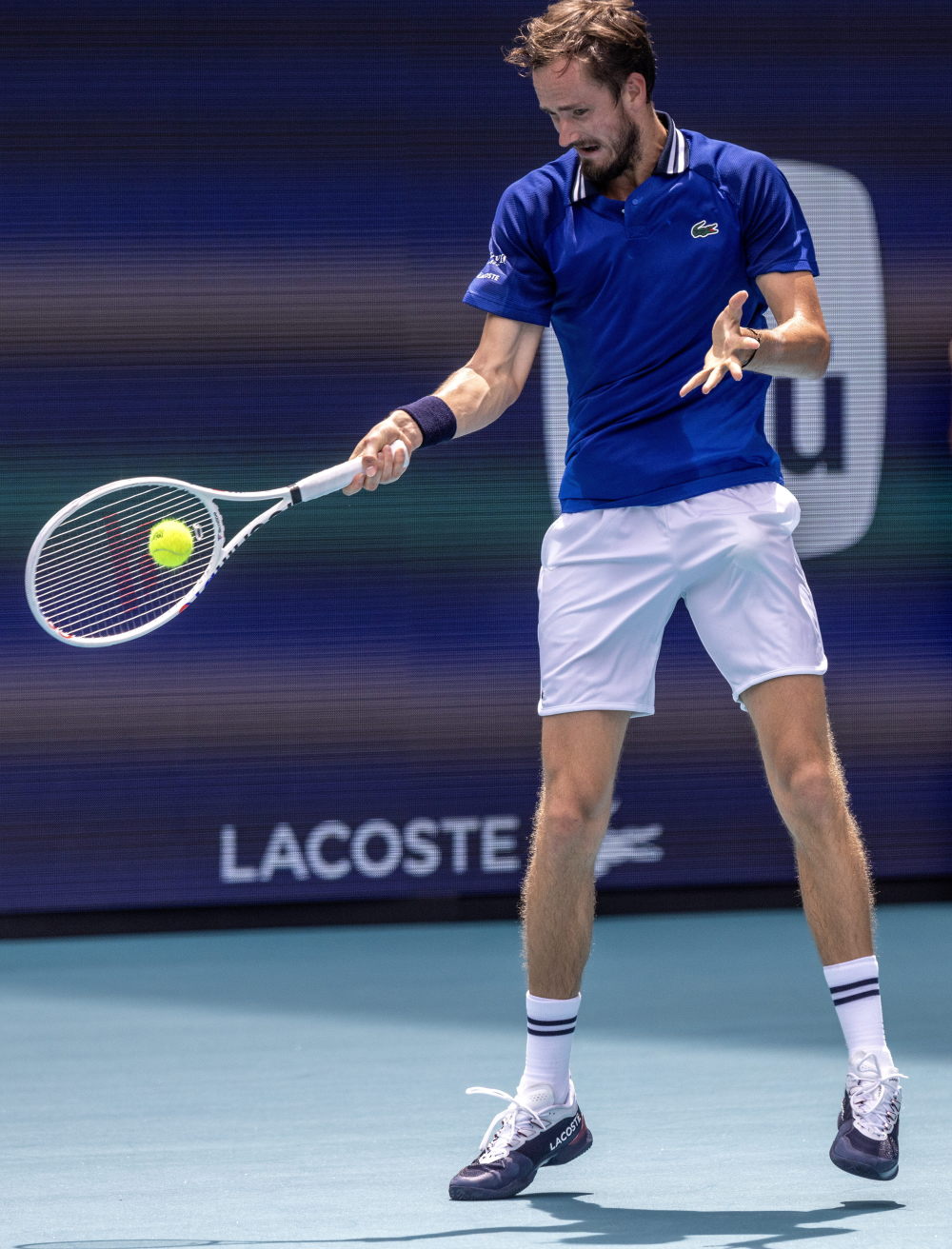 网球——迈阿密公开赛:梅德韦杰夫晋级