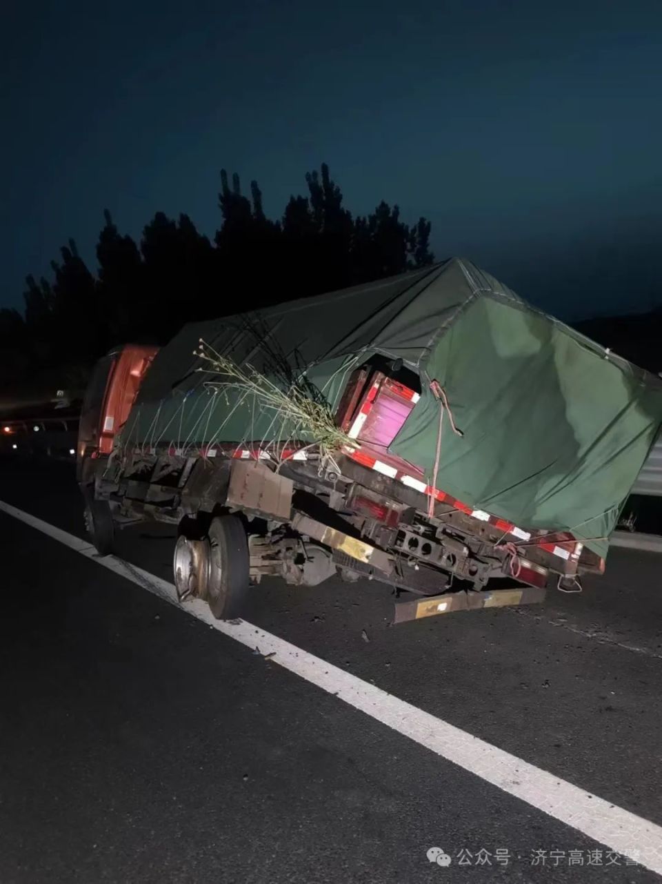 瞬间失控!超载达220%,货车爆胎撞护栏