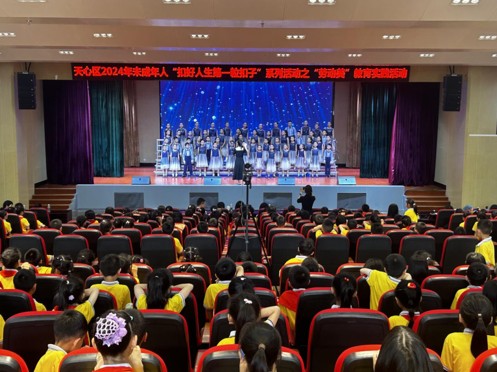 学校师生们奉献了一场精彩的文艺汇演,诠释出仰天湖新路小学师生热爱