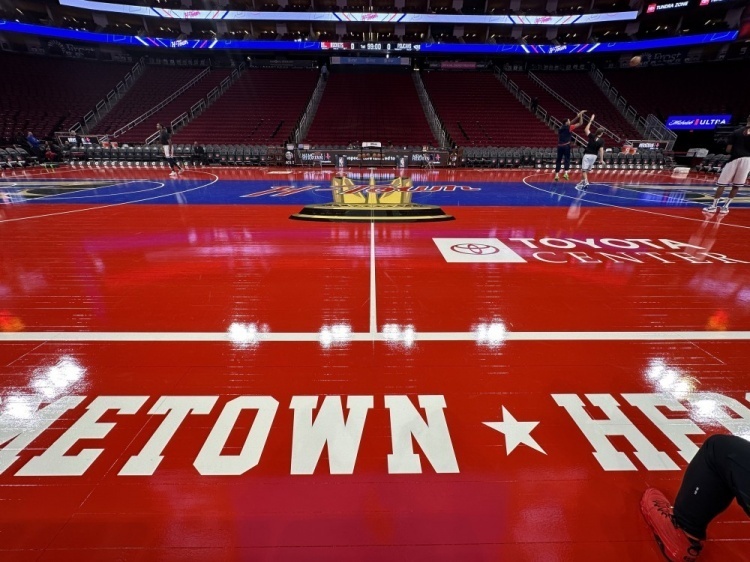 火箭随队记者费根赛前晒出今日火箭主场的锦标赛版本地板,费根写道:"