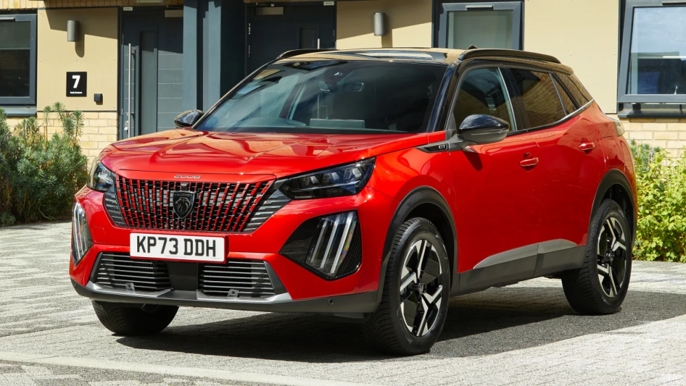 在前脸部分换装了全新的设计理念,大嘴格栅变为了直瀑式的倒梯形结构