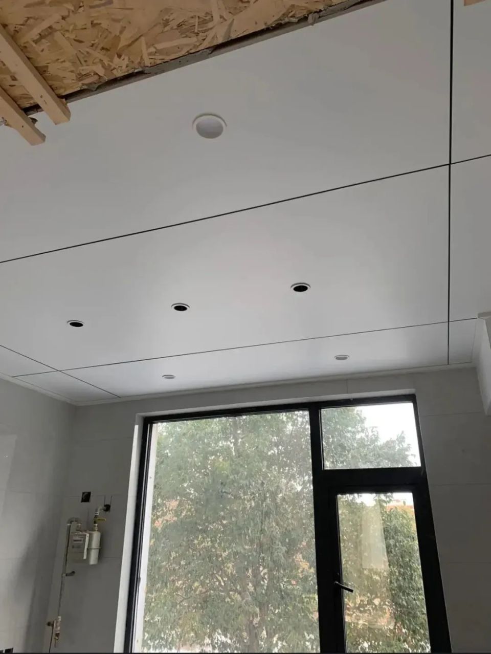 厨房吊顶施工,要了解石膏板吊顶和硅酸钙板的区别