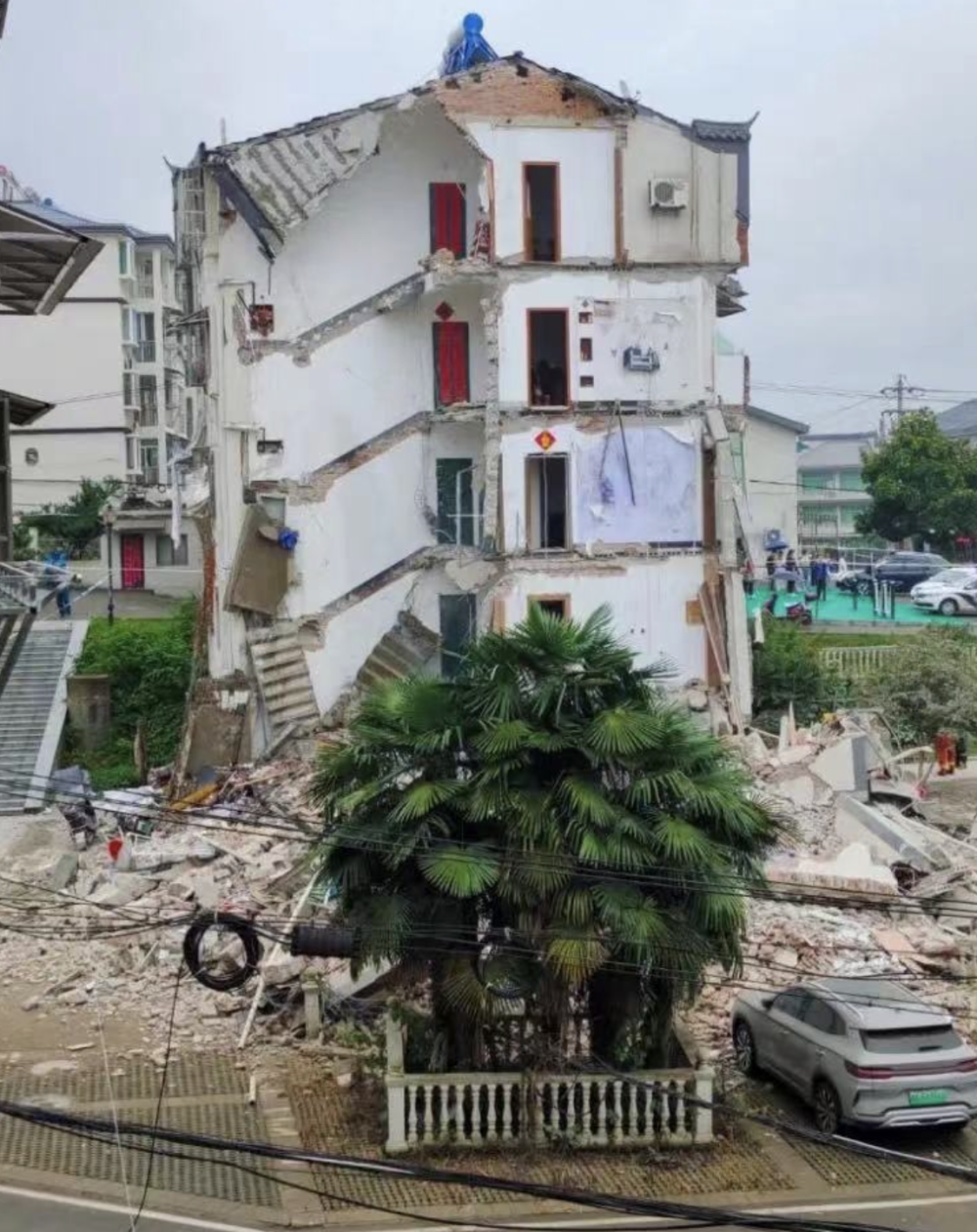 铜陵房屋坍塌:雨中消失的家与离去的人