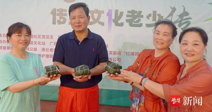 大学琴丝韵艺术团的张文新,王伟杰,刘林亚以及老年居民许双杰,李玉芳