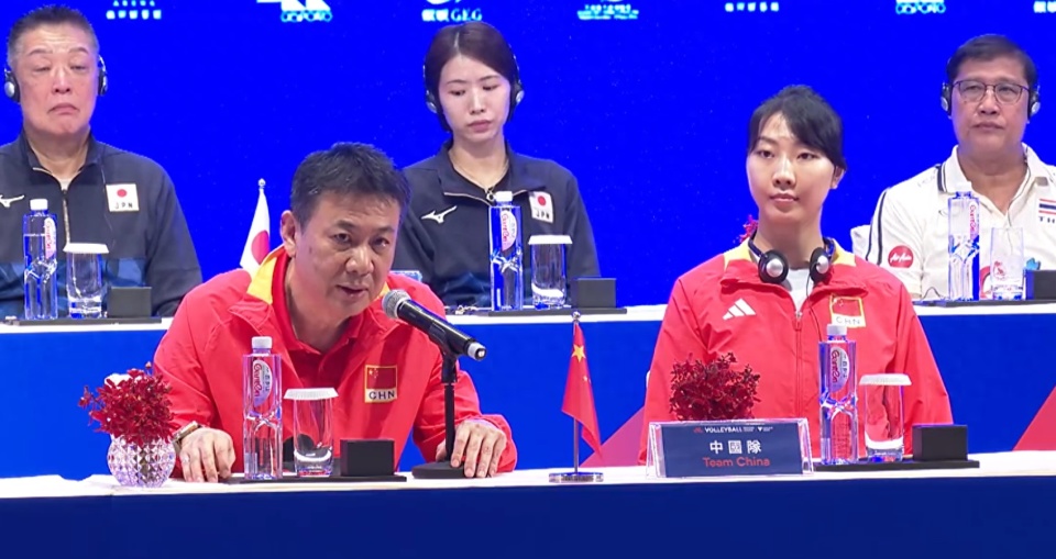 世界女排联赛澳门站29日中国队首秀,主教练蔡斌回应朱婷是否首发:场上