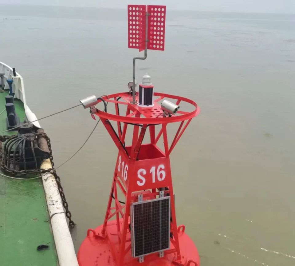江苏洋口港首座多功能灯浮标投入使用