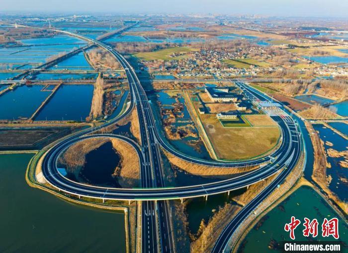 江苏阜溧高速建兴段建成通车 "水上高速公路"带动沿线产业发展_腾讯