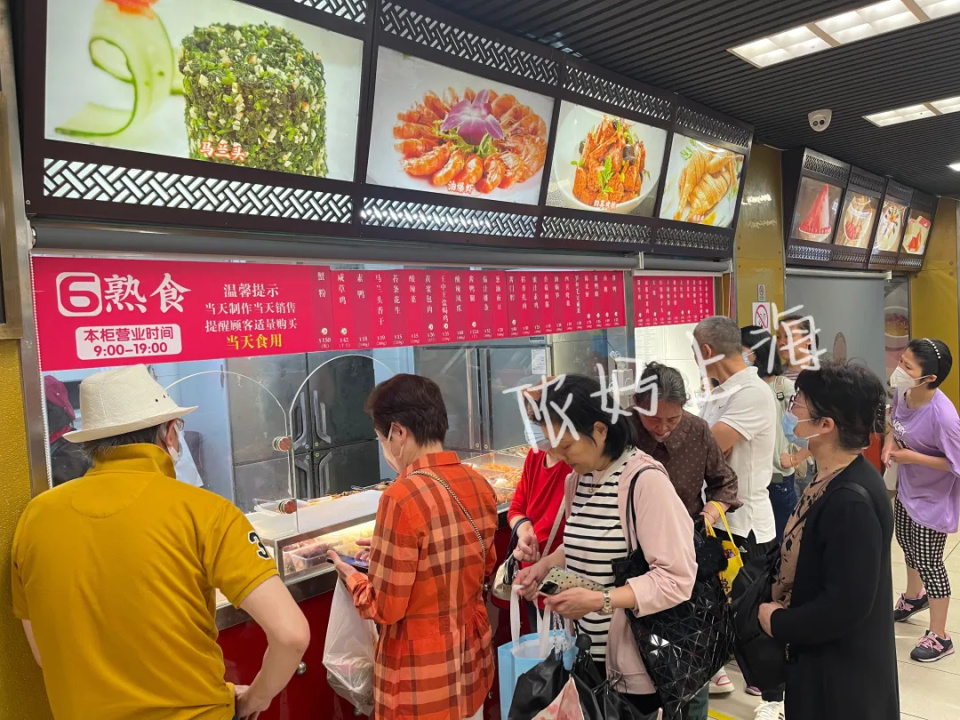 再往里走还有一个王家沙最有名的蟹壳黄外卖窗口葱油,萝卜丝,苔条