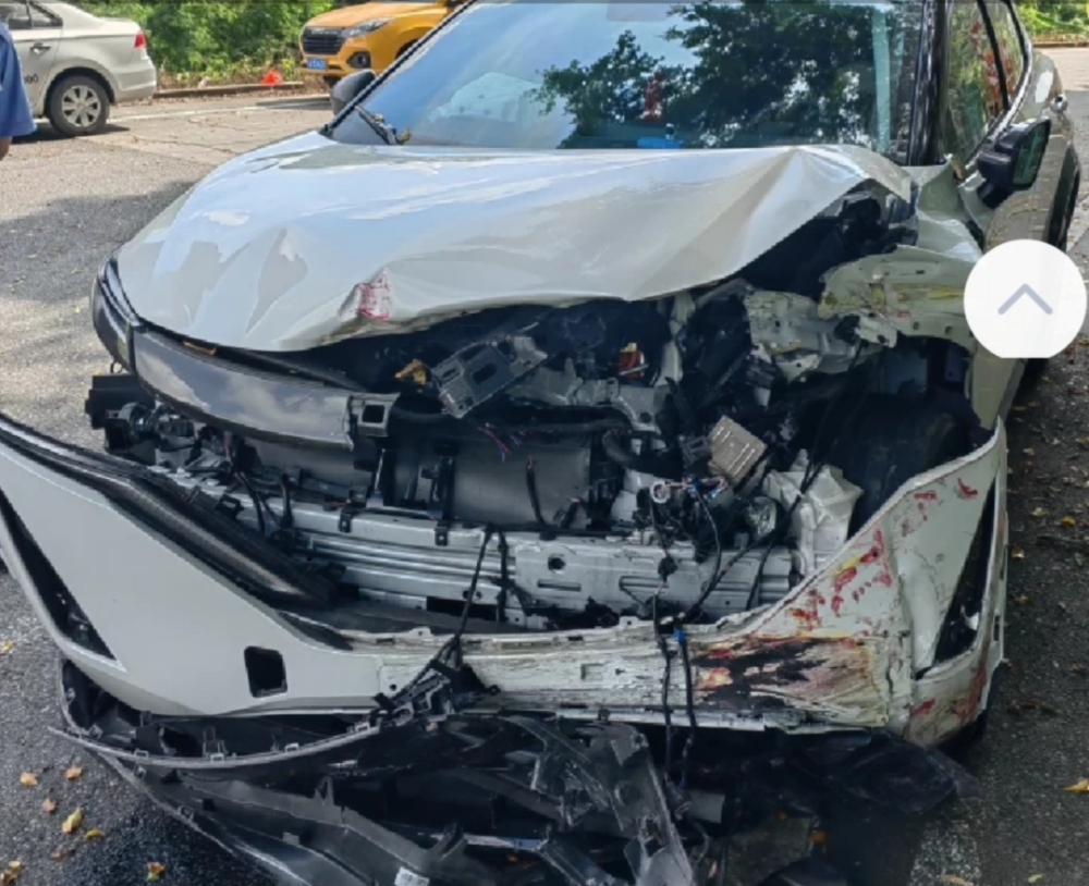 高速100km/h追尾乘员完好无损,网友:你要谢谢前车