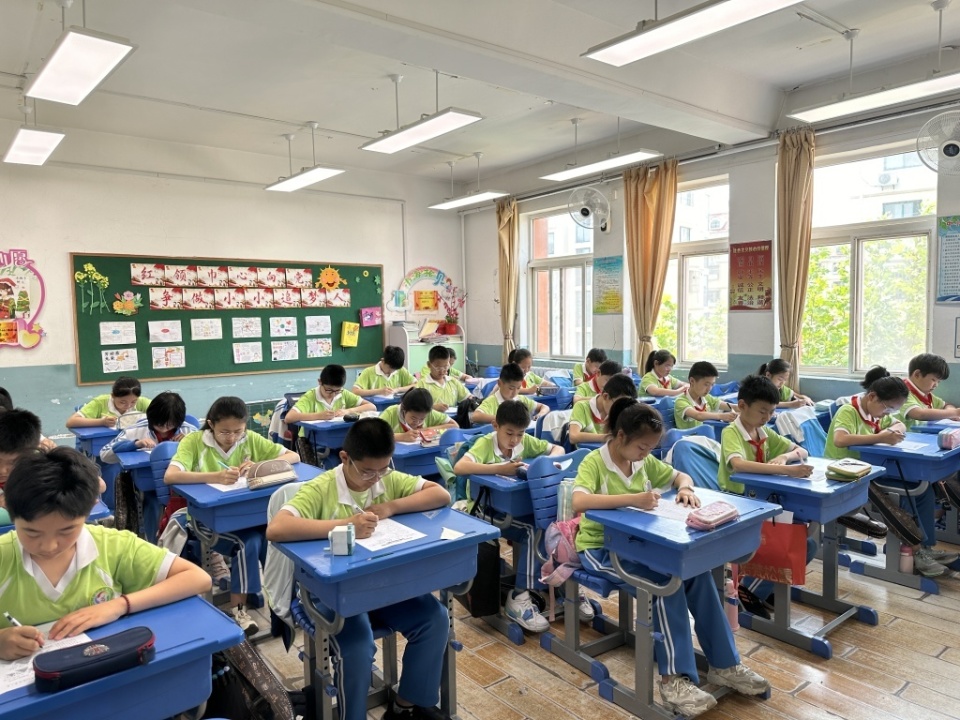 诗魂闪烁,理想飞扬——青岛永安路小学举办"诗与远方"诗词大会弘扬