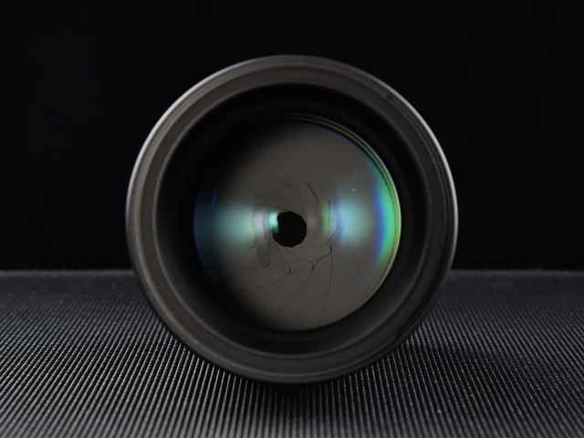 在相机内,光圈由f或者f/这