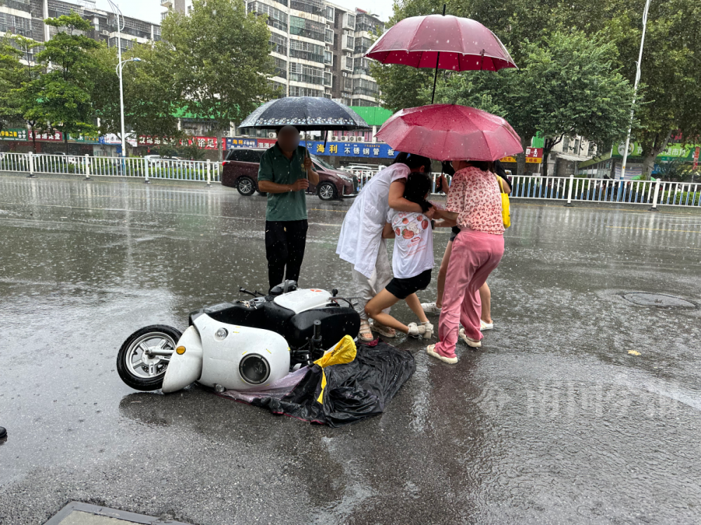 下雨天骑车摔一跤图片图片