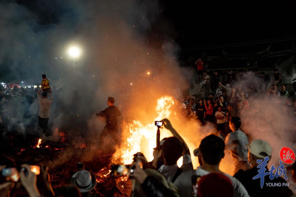 图集|烈火燃情:揭阳普宁西林村迎元宵跳火堆盛况【相见岭南春·请到