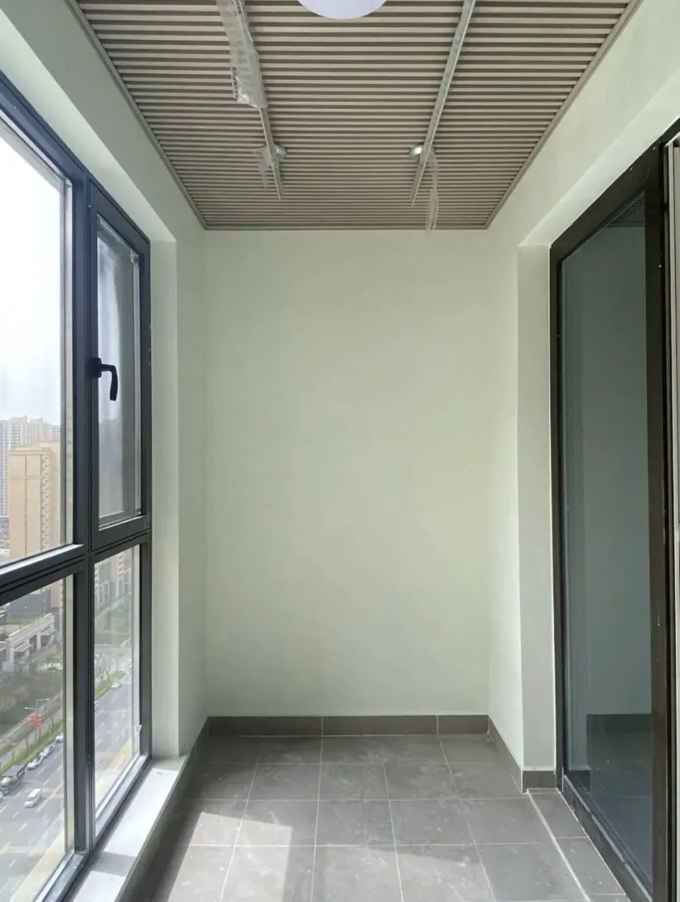 经历了雨季才知道阳台墙面贴瓷砖和刷乳胶漆的区别