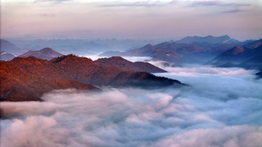 贵州罗甸:雾中群山美如画