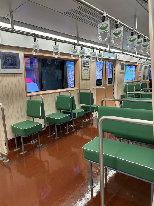 穿越时光回忆过往地铁时光列车运行一周引众多市民打卡